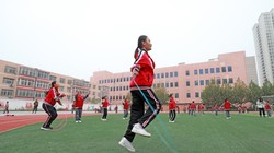 Học sinh học nhảy dây tại một trường tiểu học ở tỉnh Hà Bắc, miền Bắc Trung Quốc. Các trường tiểu học trên khắp Trung Quốc đang chứng kiến ​​sự sụt giảm số lượng học sinh ghi danh trong bối cảnh tỷ lệ sinh trên toàn quốc giảm mạnh. Ảnh: Shutterstock.