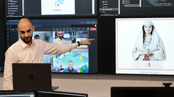 Các chuyên gia Albania làm việc tại Cơ quan Thông tin Xã hội Quốc gia với "Bộ trưởng" trí tuệ nhân tạo Diella, xuất hiện trên màn hình ở Tirana, Albania, ngày 12/9. Ảnh: NBC News.