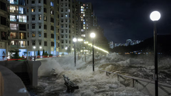 Sóng do siêu bão Ragasa đập vào dãy ghế trên bờ biển ở Hong Kong, Trung Quốc, ngày 23/9. Ảnh: Reuters.