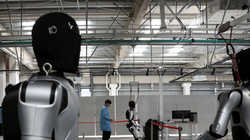 Một nhân viên đang tiến hành thử nghiệm robot hình người tại nhà máy AgiBot ở Thượng Hải vào ngày 20/3. Ảnh: Reuters.