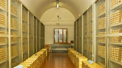 Một căn phòng an toàn bên trong hầm vàng của Ngân hàng Italy chứa đầy những thỏi vàng xếp chồng lên nhau, phía sau là những chiếc lồng an toàn chứa vàng. Ảnh: Reuters.