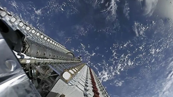 Các vệ tinh sẽ tạo thành một phần của chòm sao Starlink của SpaceX đang chờ được phóng vào quỹ đạo từ tên lửa Falcon 9 vào ngày 24/5. Ảnh: SpaceX.