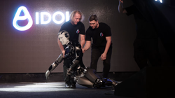 Robot hình người đầu tiên của Nga được hỗ trợ bởi AI đã vấp ngã trên sân khấu trong buổi ra mắt tại Moscow vào tháng trước, rơi xuống đất theo tư thế sấp mặt. Ảnh: WSJ.