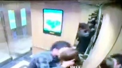 Hình ảnh người đàn ông sàm sỡ bị camera ghi lại. 