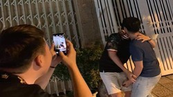 Người dân tạo dáng chụp ảnh trước cổng nhà ông Linh. Ảnh: Internet