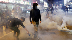 Người biểu tình Hồng Kông tràn xuống đường phố trong ngày lễ Halloween