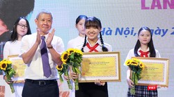 Thứ trưởng Bộ TT&TT Nguyễn Thành Hưng trao Giải Nhất cho em Phan Hoàng Phương Nhi.