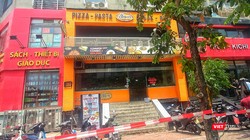 Nhà hàng món Âu tại 106 Trần Thái Tông đã bị phong tỏa sáng nay. Ảnh: Khánh Linh.