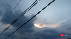 Vầng mây ngũ sắc được gia đình chị Hương, tại An Lạc - Hoa Lư - Ninh Bình chụp được trước cửa chùa An Phong tự