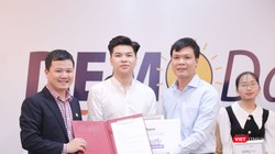 BTC trao bằng khen cho nhóm "Ứng dụng sức khỏe trên thiết bị điện tử" đạt giải Nhất cuộc thi.