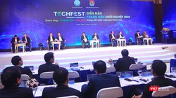 Thủ tướng Chính phủ cùng đại diện các Bộ tham gia đối thoại tại Diễn đàn Thanh niên khởi nghiệp 2020.