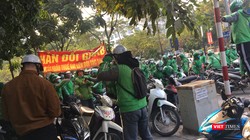 Hàng loạt tài xế Grab đóng app, biểu tình yêu cầu làm rõ chính sách thuế.