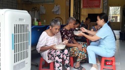 Chị Phương tận tình chăm sóc bệnh nhân.