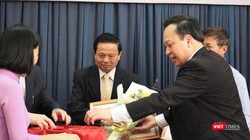 TS. Lê Doãn Hợp – Nguyên Bộ trưởng Bộ Thông tin và Truyền thông, Chủ tịch Danh dự Hội Truyền thông Số Việt Nam - nhận Huy hiệu 50 năm tuổi Đảng.