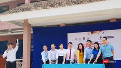 Ban tổ chức nhấn nút khai mạc cuộc thi.