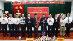Lãnh đạo tỉnh, Bộ Thông tin và Truyền thông tặng hoa chúc mừng tân Phó Giám đốc Sở Thông tin và Truyền thông. Ảnh: mic.vn