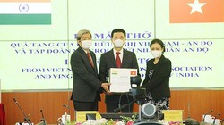 Bộ trưởng Nguyễn Mạnh Hùng trao tặng 100 máy thở cho nhân dân Ấn Độ. Ảnh: mic.gov.vn