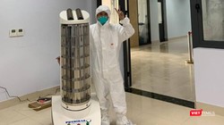 Bác sĩ tại Bắc Giang tiếp nhận robot khử khuẩn Phenikaa-X.