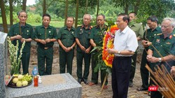 Đồng chí Lê Doãn Hợp cùng cựu chiến binh Sư đoàn 5 thắp hương Liệt sĩ Vũ Xuân Hùng đã được đồng đội đưa hài cốt về quê nhà, xã Phấn Mễ, huyện Phú Lương, tỉnh Thái Nguyên nhân ngày Thương binh Liệt sĩ 27/7 (ảnh: Nguyễn Công Khang)