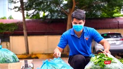 Các bạn trẻ háo hức chất rau quả lên xe để “tiếp lửa” người dân Sài thành đang “gồng mình” trong làn sóng dịch bệnh.