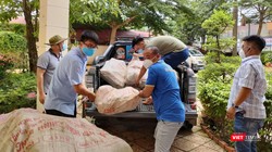 Các thành viên của CLB xe bán tải Bình Phước nhiệt tình hỗ trợ thu gom và chuyên chở nông sản để góp sức tổ chức “Chuyến xe nghĩa tình”.