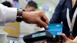 Đề xuất giảm 50% phí giao dịch thanh toán điện tử liên ngân hàng đến 30/6/2022. Ảnh minh họa: Báo Chính phủ.