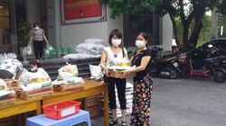 Người dân khó khăn tại quận Tây Hồ được nhận hỗ trợ. Ảnh: Fanpage “Đoàn kết chống dịch”.