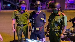 Xử phạt trường hợp giao thuốc lá trong đêm tại quận Hà Đông. Ảnh: Công an Hà Nội.