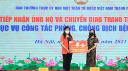 Chủ tịch Ủy ban MTTQ Việt Nam Thành phố Nguyễn Lan Hương chuyển giao trang thiết bị y tế cho Sở Y tế Hà Nội. Ảnh: Cổng TTĐT Hà Nội.