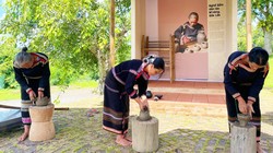 Phụ nữ M'Nông tái hiện nghề làm gốm thủ công cổ xưa 