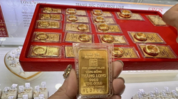 Vàng miếng SJC đồng loạt tăng mức niêm yết 500.000 đồng/lượng trong phiên sáng thứ ba. Ảnh minh hoạ.