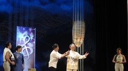 Một cảnh trong vở diễn "Dưới ánh đèn"