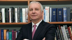 Alexander Rahr- nhà khoa học chính trị Đức hàng đầu, Giám đốc Trung tâm Berthold Beyce thuộc Hội đồng Chính sách Đối ngoại Liên bang Đức (DGAP), người gần gũi với giới chính trị tinh hoa Nga. Ông có một quá trình dài làm việc trong môi trường tinh hoa 