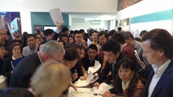 Cảnh người Trung Quốc đăng ký mua nhà tại một cuộc bán đấu giá nhà ở Australia.