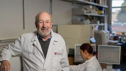 Giáo sư Ronald Levy - cha đẻ của vaccine chống ung thư.