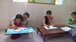 Mẹ Thúy (bìa trái) dạy các con học.