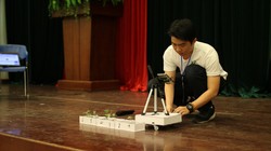 Đỗ Minh Huy tự trồng, gây bệnh trên cây trồng và điều khiển rôbot dò bệnh thử nghiệm - Ảnh: BẢO NGUYÊN