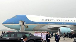 Tổng thống Mỹ lên máy bay rời khỏi Việt Nam sau hội nghị thượng đỉnh.