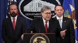 Bộ trưởng Barr (giữa) trong cuộc họp báo- Ảnh: AFP.