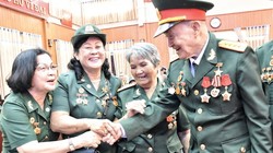Đại tá, Anh hùng lực lượng vũ trang Nhân dân Nguyễn Văn Tàu gặp lại những đồng đội năm xưa.