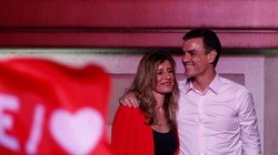 Thủ tướng sắp mãn nhiệm Pedro Sanchez và vợ (Ảnh: Reuters)
