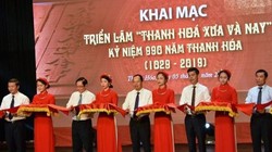 Các đại biểu cắt băng khai mạc triển lãm.