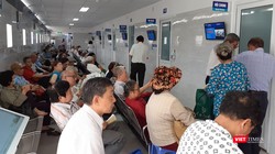 Chỉ mới 7h sáng, rất đông người chờ đến lượt khám bệnh