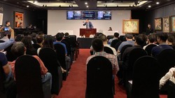 Đấu giá trực tiếp ở Nhà đấu giá Nghệ thuật Chọn, 63 Hàm Long. 