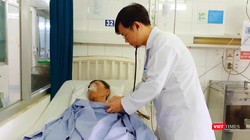 Người đàn ông 60 tuổi đang được bác sĩ điều trị