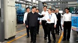 Ông Tập Cận Bình đi thăm nhà máy chế tạo nam châm bằng đất hiếm. Cùng đi có Phó thủ tướng Lưu Hạc, người vừa đàm phán thất bại ở Mỹ về.