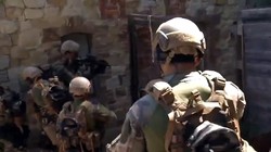 Đặc công Hubert được huấn luyện để có thể hoạt động được ở cả 3 môi trường (trên bộ, trên không và trên biển). 