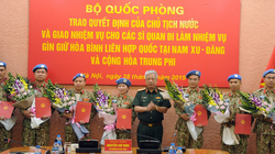 Thượng tướng Nguyễn Chí Vịnh, Thứ trưởng Bộ Quốc phòng trao quyết định của Chủ tịch nước cho trung tá Nguyễn Thị Liên và 6 nam sĩ quan đi làm nhiệm vụ gìn giữ hòa bình Liên hợp quốc, sáng 28/6