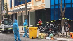 Trong buổi sáng của ngày thứ hai bị cách ly, người dân phường Trúc Bạch tiếp tục nhận được đồ tiếp tế, đo thân nhiệt và thực hiện biện pháp giám sát y tế.