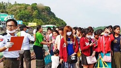 Cong nhan Myanmar tro ve tu Thai Lan tai cua khau Kawthoung, vung Tanintharyi (Zaw Zaw, The Myanmar Times).